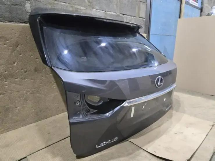 Крышка багажника Lexus RX 4: 5 скрытых причин поломки | Эксперт авторазбора Крышка багажника Lexus RX 4 в отличном состоянии, вид сбоку на складе авторазбора