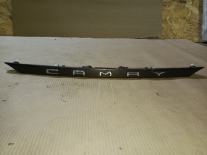 Накладка двери багажника toyota camry 70 xv70 2017-2023 задн. 