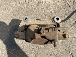 Суппорт тормозной Infiniti Q50 V37 2013- Перед. Лев.